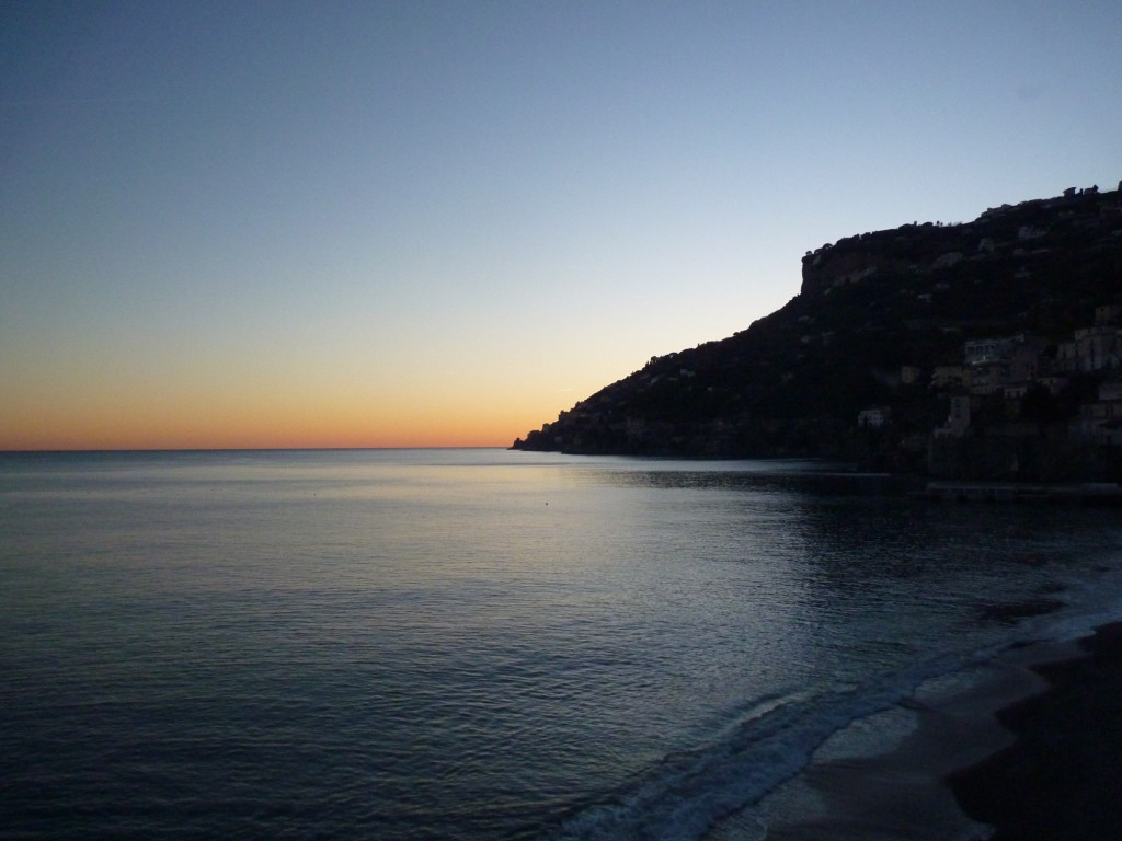 Foto: Costa Amalfitana al atardecer - Amalfi (Campania), Italia