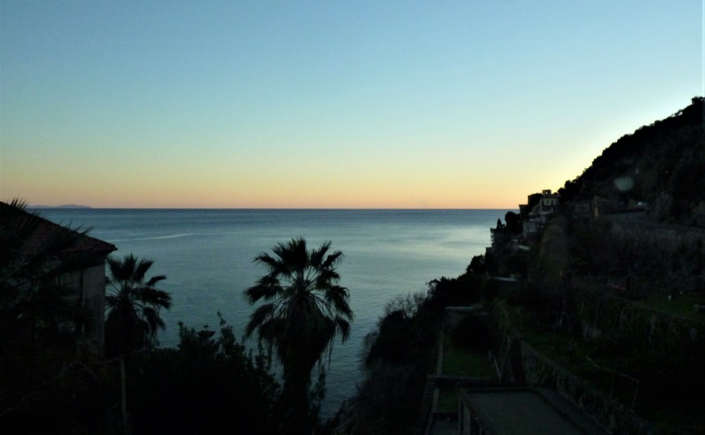 Foto: Costa Amalfitana al atardecer - Amalfi (Campania), Italia