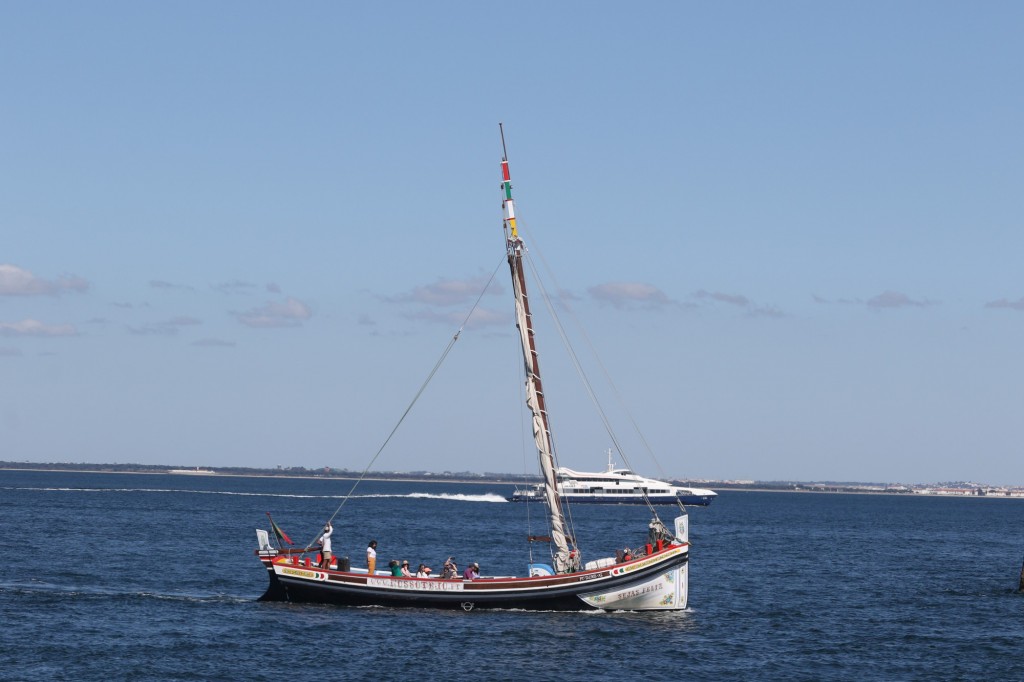 Foto: Barcos do Tejo - Cacilhas, Portugal