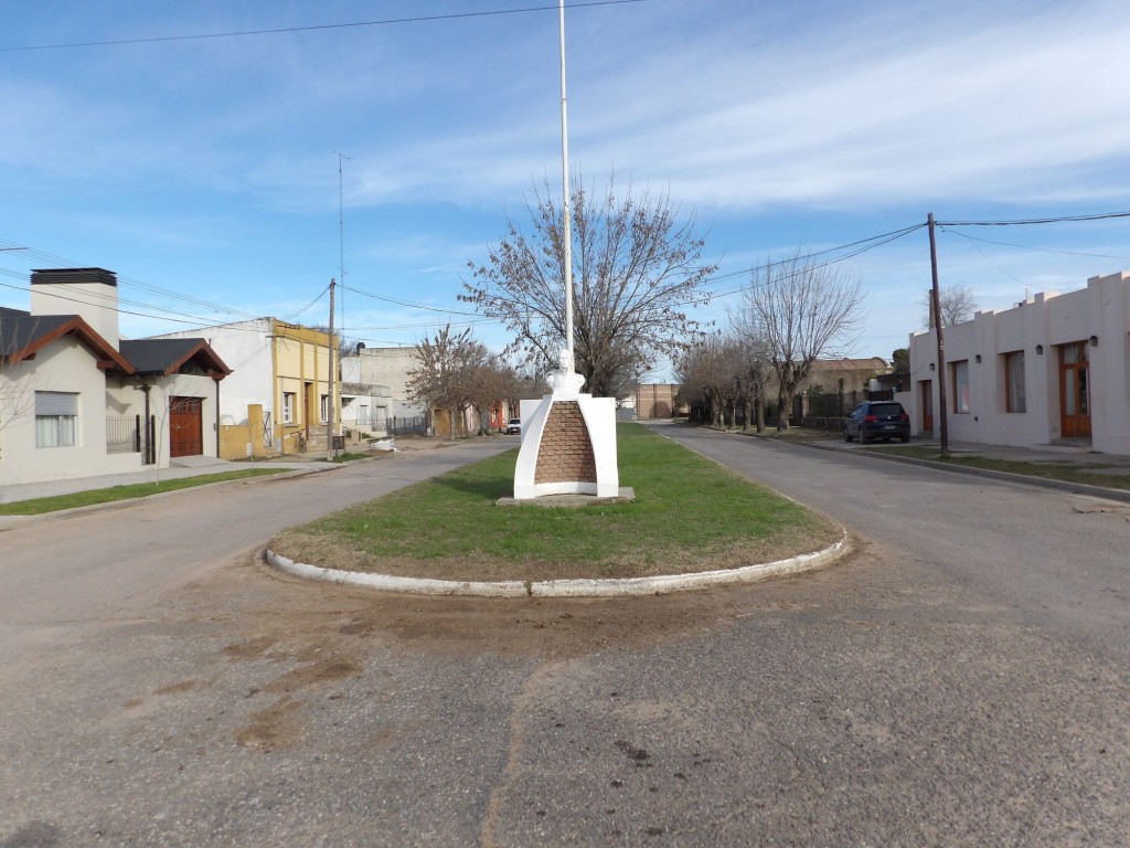 Foto: Monumento calle san martin - Huanguelén (Buenos Aires), Argentina