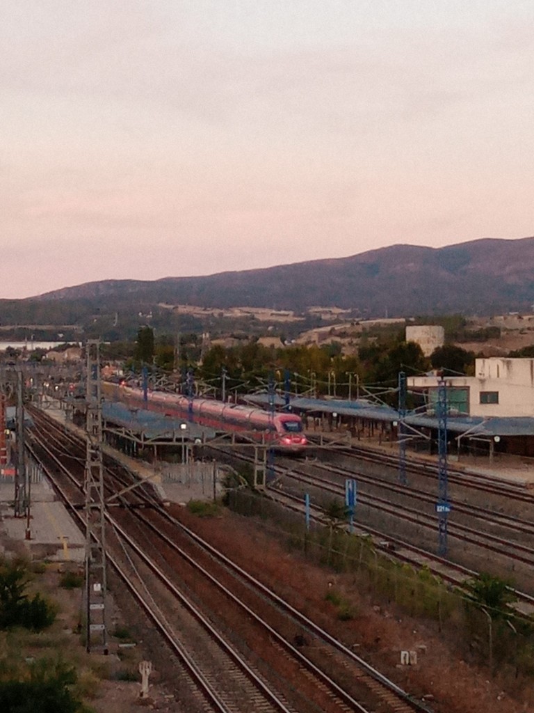 Foto: Paso de tren IRVO por la estación - Calatayud (Zaragoza), España