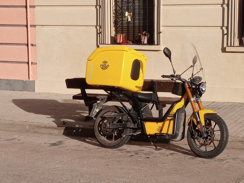 Foto: Moto eléctrica de Correos - Calatayud (Zaragoza), España