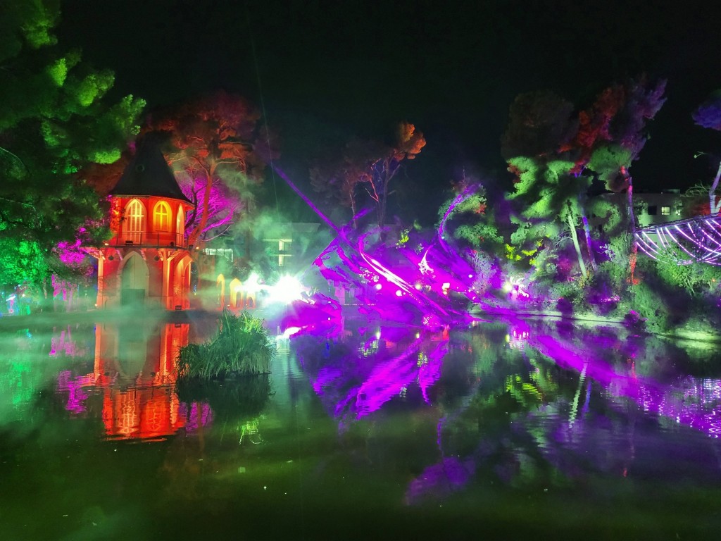 Foto: Luces en los jardines de Torre Girona - Barcelona (Cataluña), España