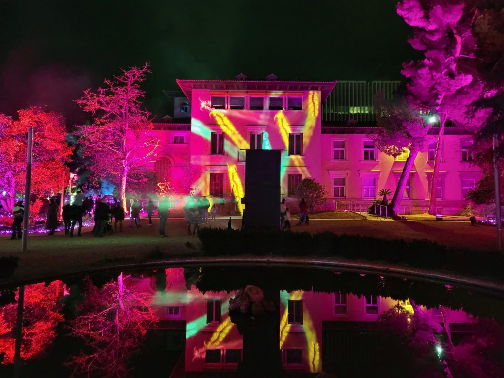 Foto: Luces en los jardines de Torre Girona - Barcelona (Cataluña), España