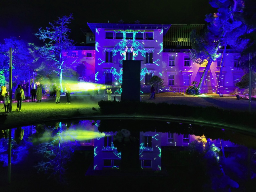 Foto: Luces en los jardines de Torre Girona - Barcelona (Cataluña), España