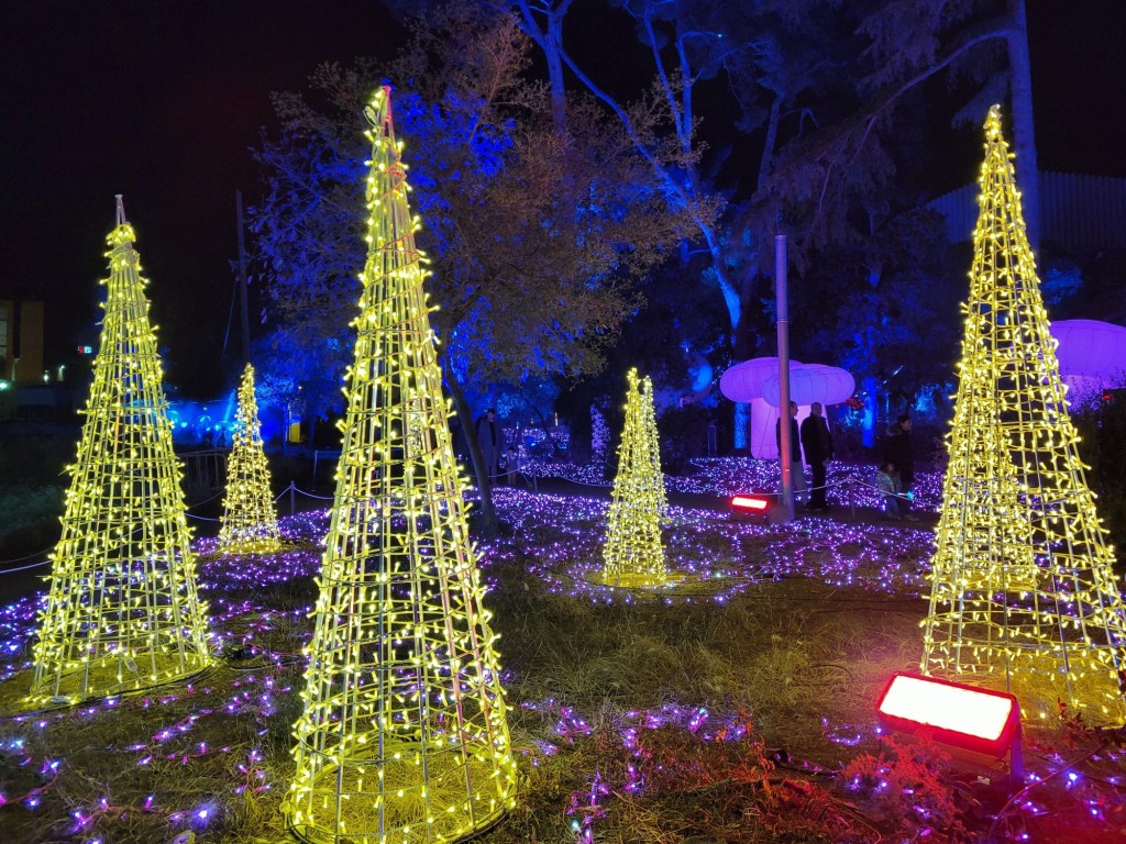 Foto: Luces en los jardines de Torre Girona - Barcelona (Cataluña), España
