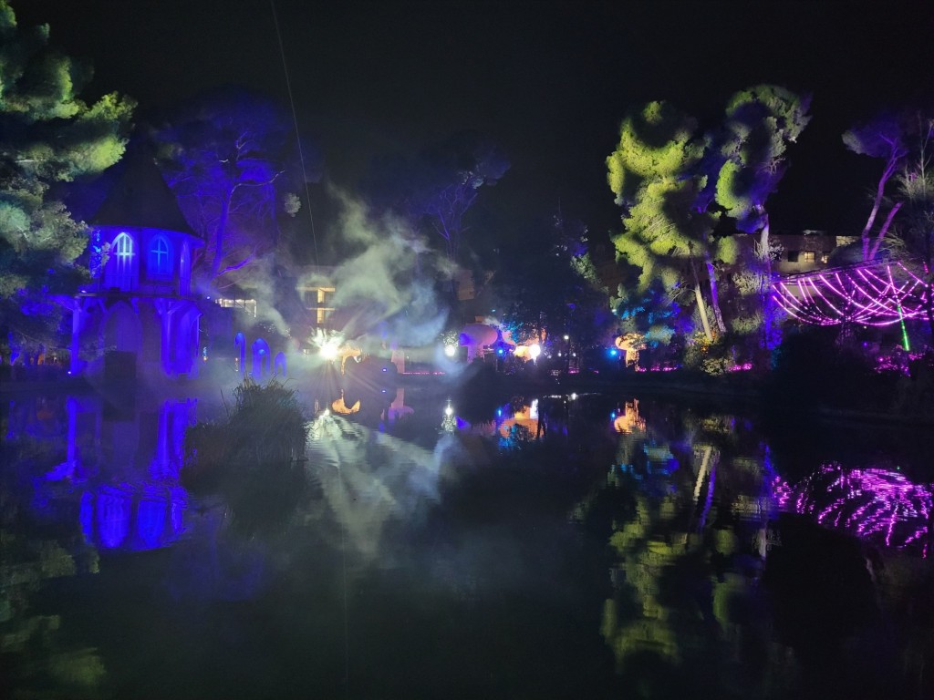 Foto: Luces en los jardines de Torre Girona - Barcelona (Cataluña), España