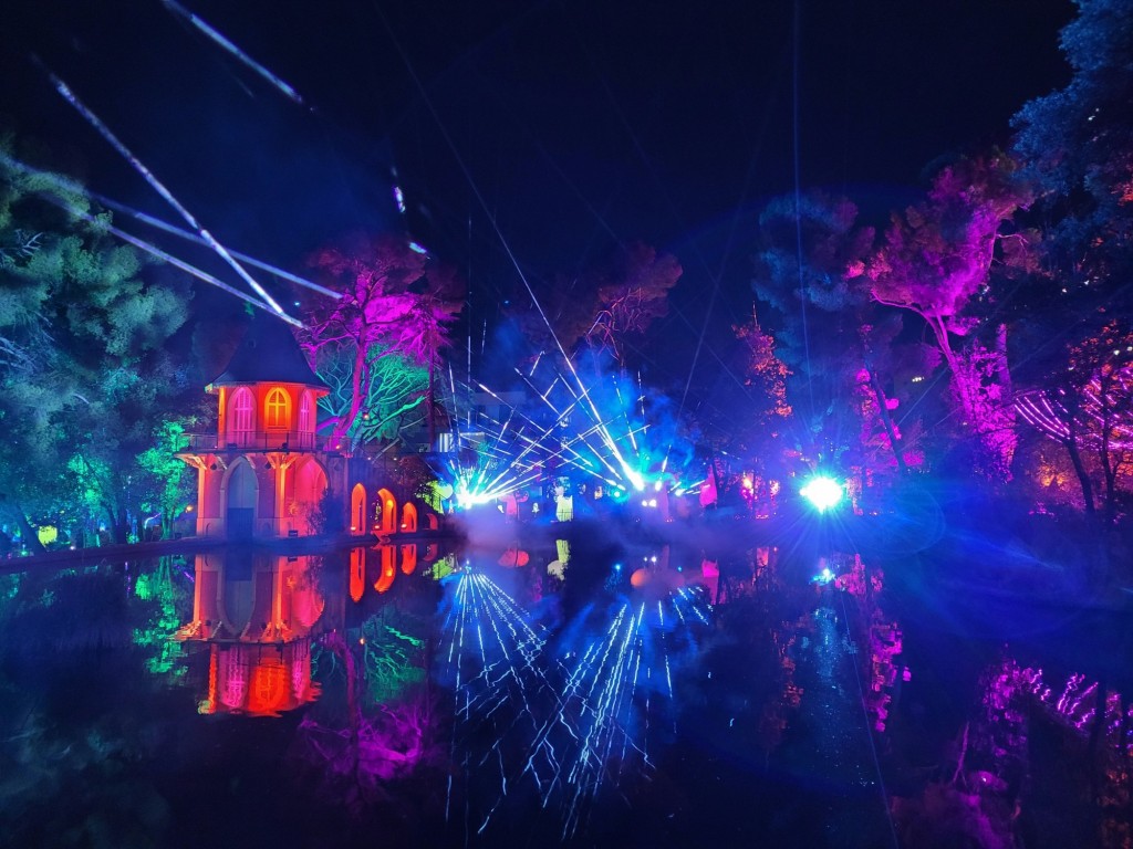 Foto: Luces en los jardines de Torre Girona - Barcelona (Cataluña), España