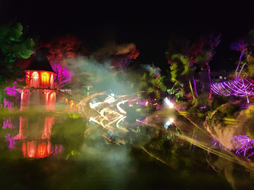 Foto: Luces en los jardines de Torre Girona - Barcelona (Cataluña), España
