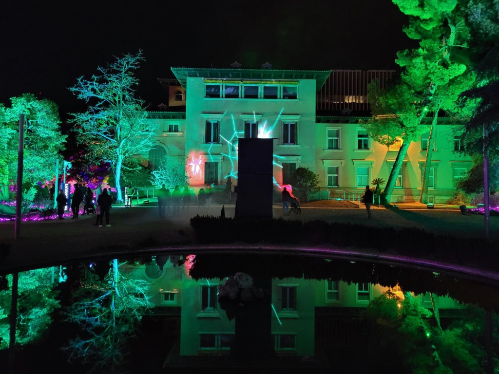 Foto: Luces en los jardines de Torre Girona - Barcelona (Cataluña), España