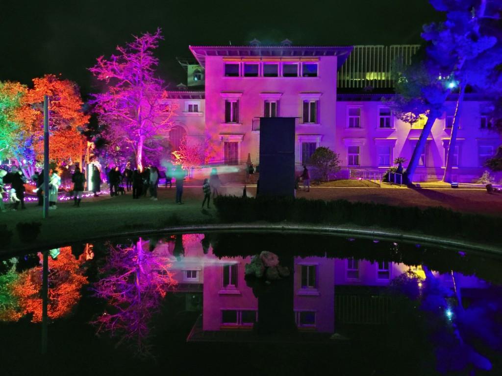 Foto: Luces en los jardines de Torre Girona - Barcelona (Cataluña), España