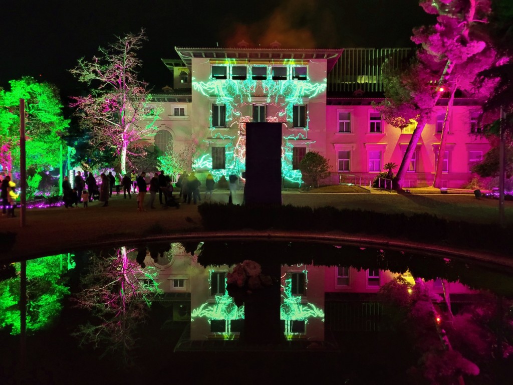 Foto: Luces en los jardines de Torre Girona - Barcelona (Cataluña), España