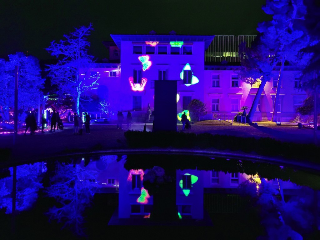 Foto: Luces en los jardines de Torre Girona - Barcelona (Cataluña), España