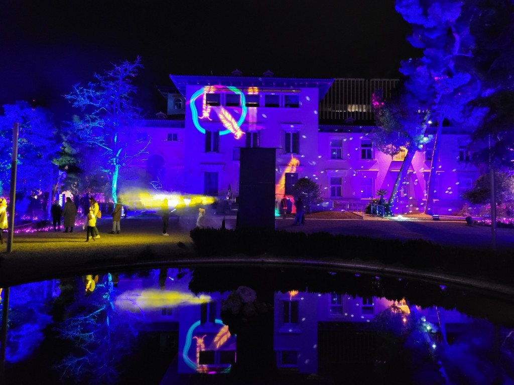 Foto: Luces en los jardines de Torre Girona - Barcelona (Cataluña), España