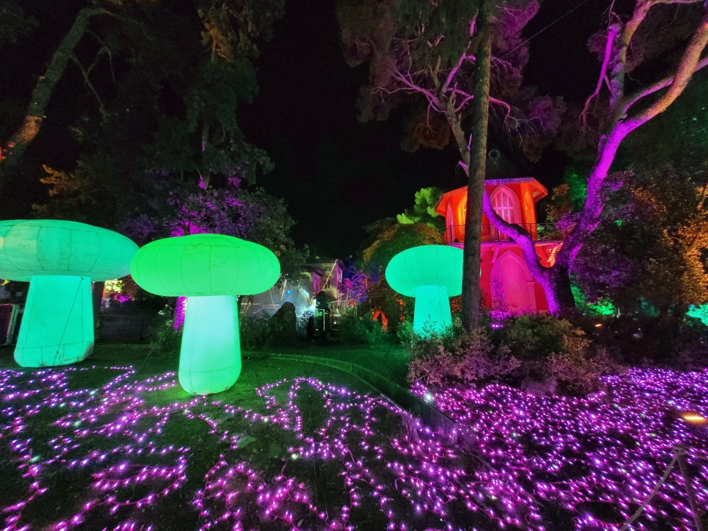 Foto: Luces en los jardines de Torre Girona - Barcelona (Cataluña), España