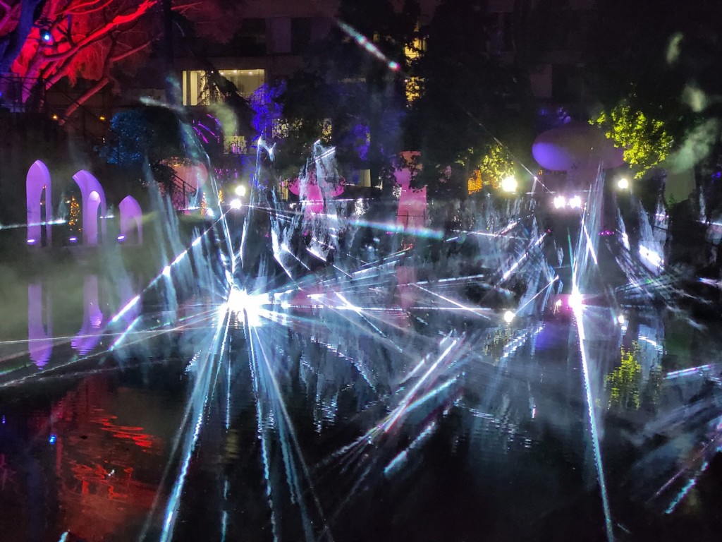 Foto: Luces en los jardines de Torre Girona - Barcelona (Cataluña), España