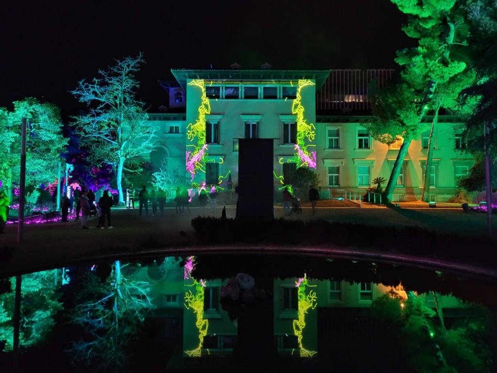 Foto: Luces en los jardines de Torre Girona - Barcelona (Cataluña), España