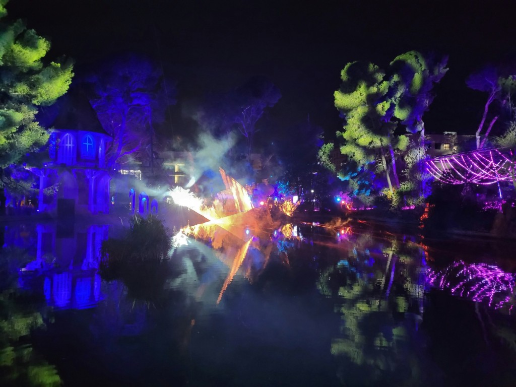 Foto: Luces en los jardines de Torre Girona - Barcelona (Cataluña), España