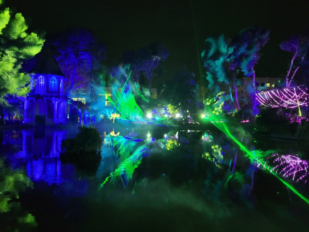 Foto: Luces en los jardines de Torre Girona - Barcelona (Cataluña), España