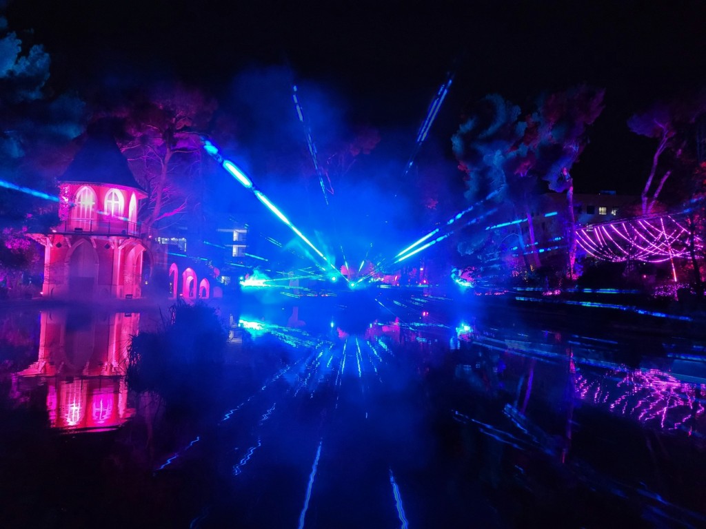 Foto: Luces en los jardines de Torre Girona - Barcelona (Cataluña), España