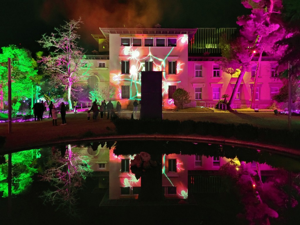 Foto: Luces en los jardines de Torre Girona - Barcelona (Cataluña), España