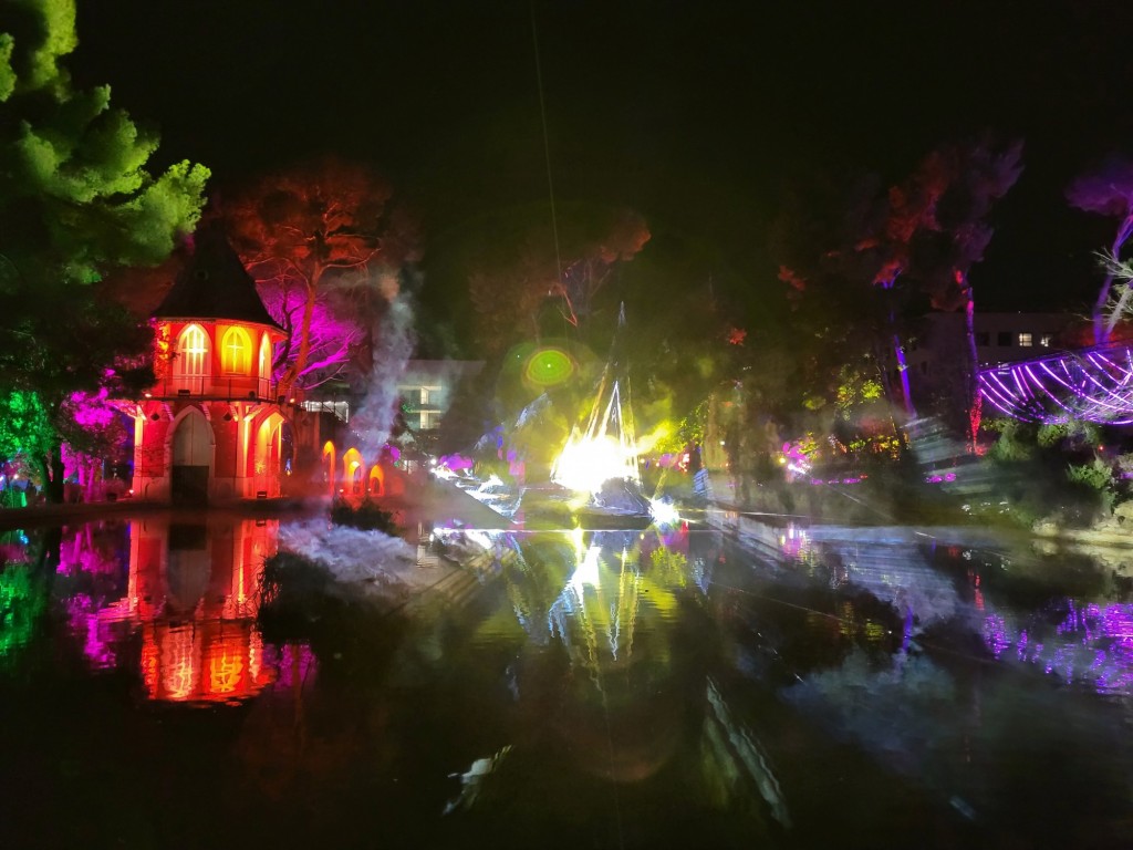 Foto: Luces en los jardines de Torre Girona - Barcelona (Cataluña), España