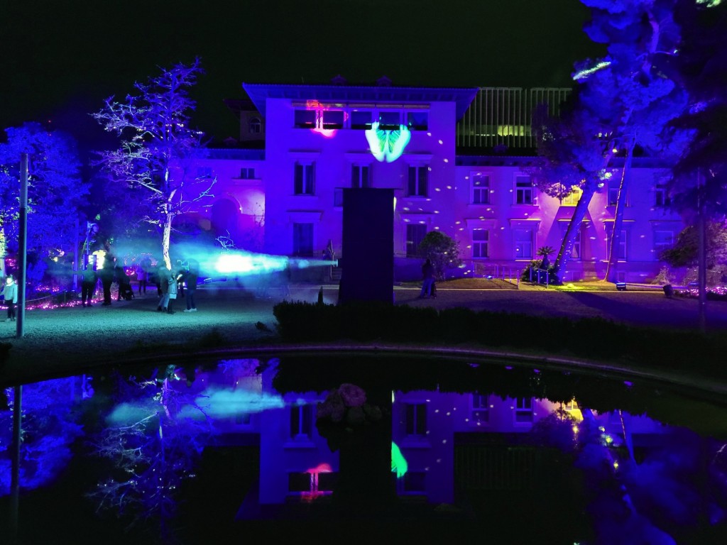 Foto: Luces en los jardines de Torre Girona - Barcelona (Cataluña), España
