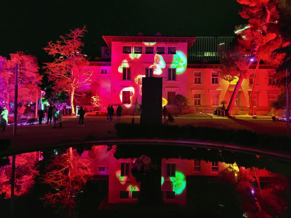 Foto: Luces en los jardines de Torre Girona - Barcelona (Cataluña), España