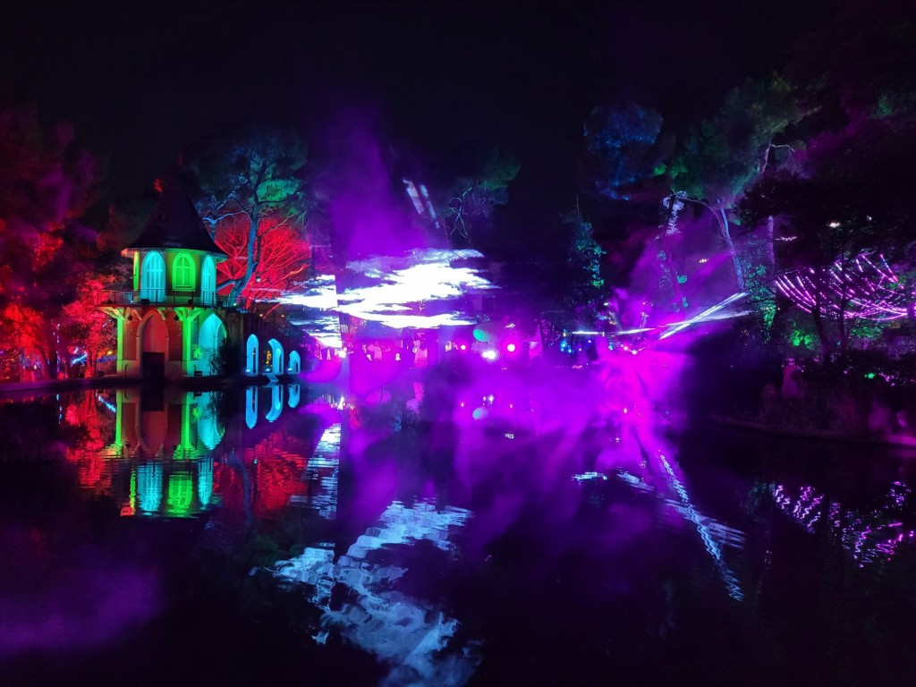 Foto: Luces en los jardines de Torre Girona - Barcelona (Cataluña), España