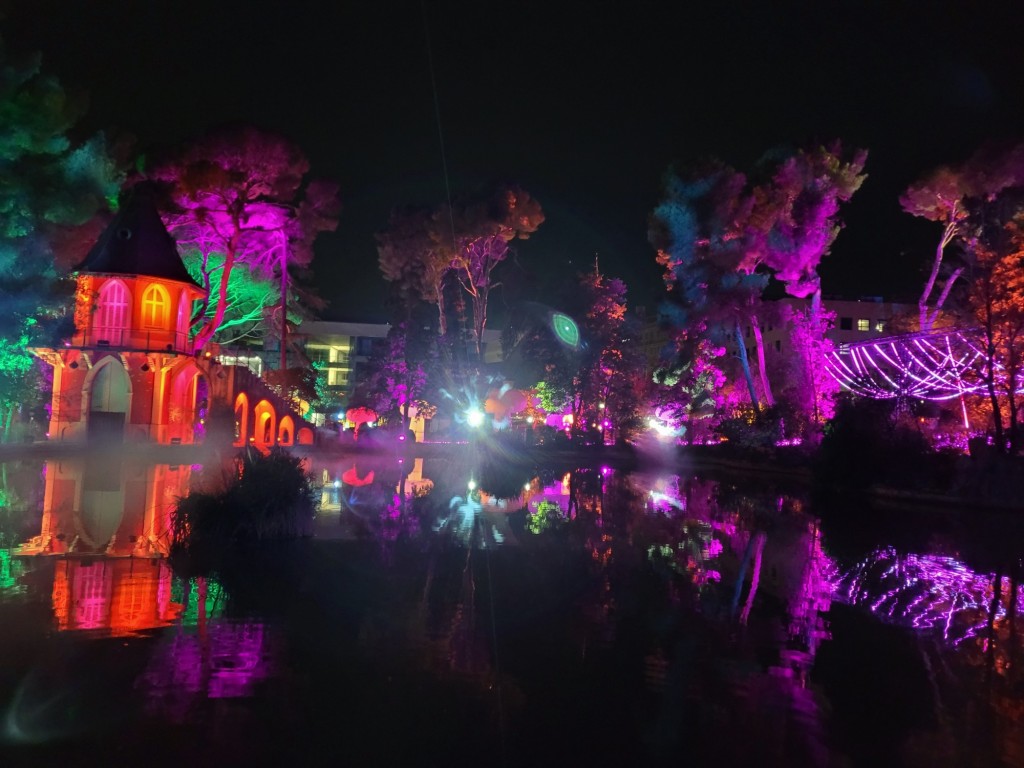 Foto: Luces en los jardines de Torre Girona - Barcelona (Cataluña), España