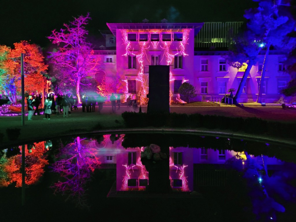 Foto: Luces en los jardines de Torre Girona - Barcelona (Cataluña), España