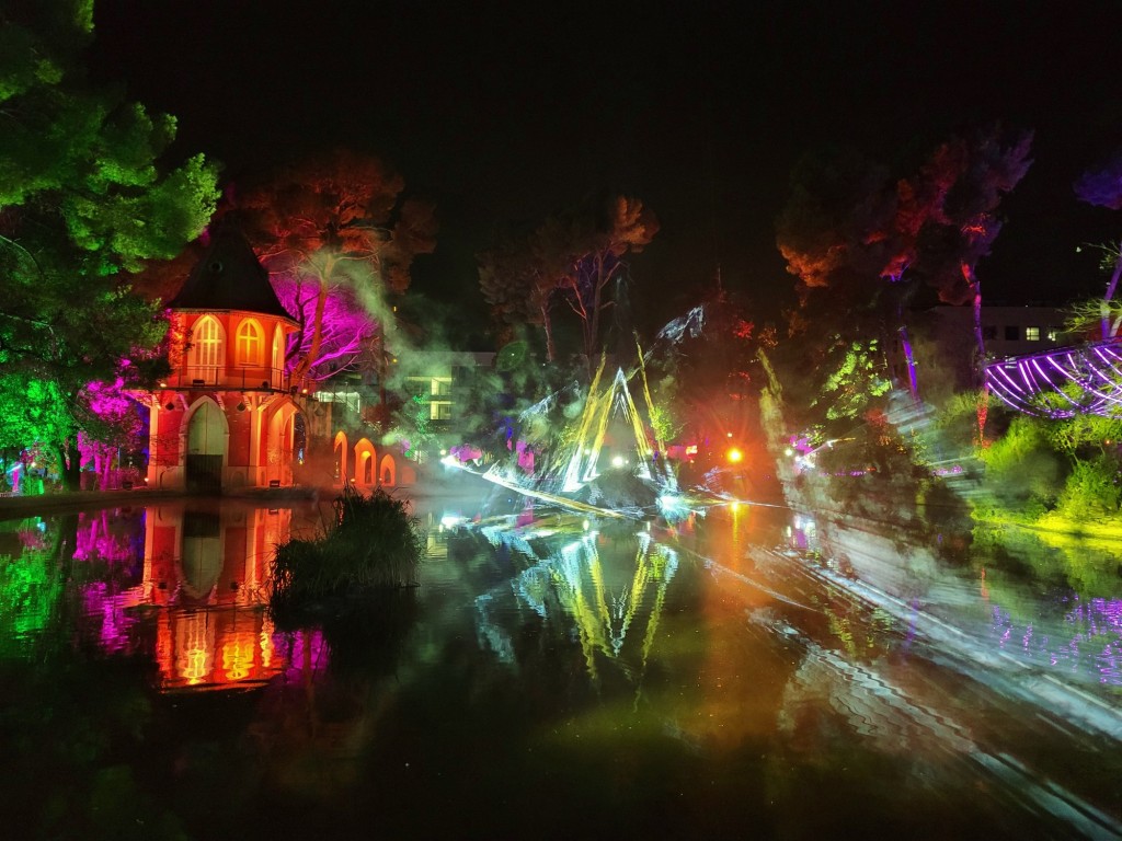 Foto: Luces en los jardines de Torre Girona - Barcelona (Cataluña), España
