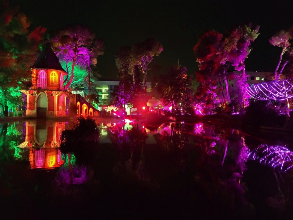 Foto: Luces en los jardines de Torre Girona - Barcelona (Cataluña), España