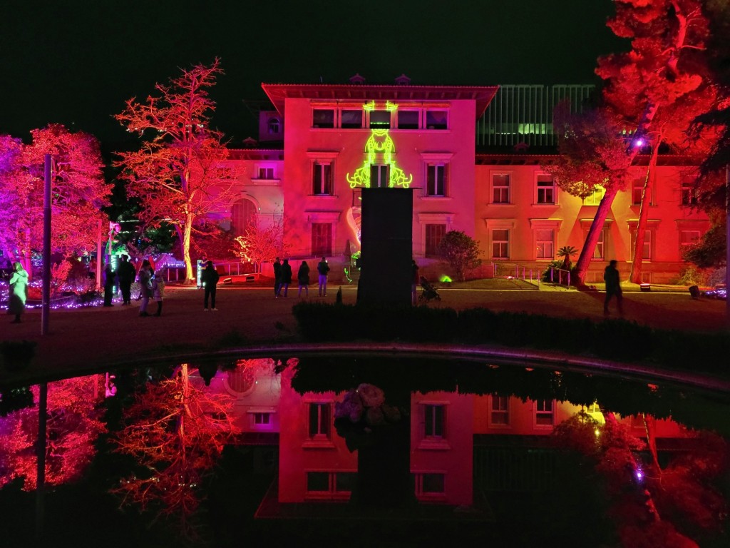 Foto: Luces en los jardines de Torre Girona - Barcelona (Cataluña), España