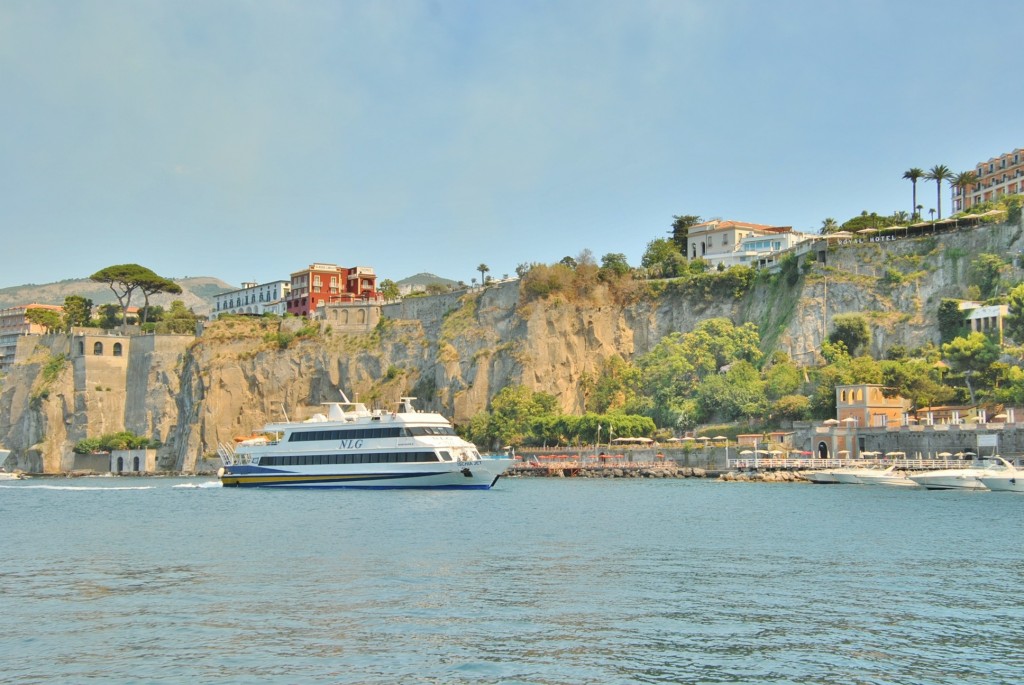 Foto: Vista desde el puerto - Sorrento (Campania), Italia