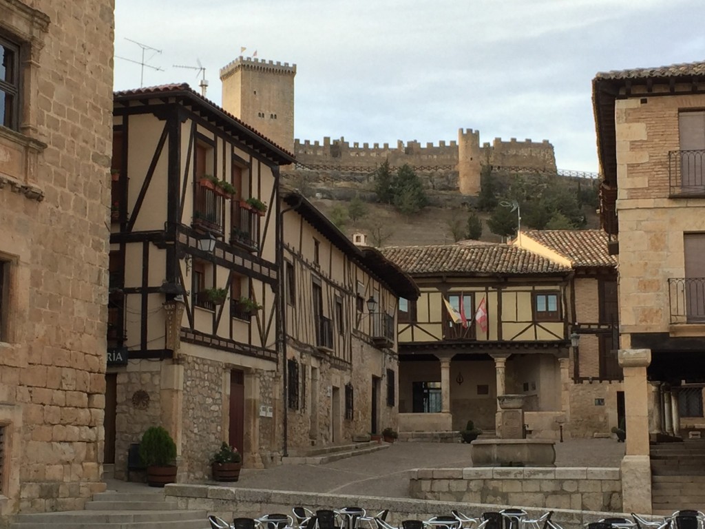 Foto: mirando al castillo - Peñaranda (Burgos), España
