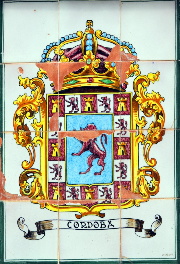 Foto: Córdoba escudo en cerámica - Aznalcázar (Sevilla), España