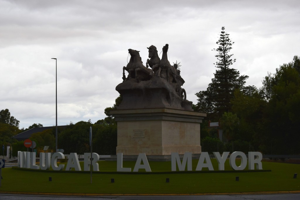 Foto: Rotonda Sol Invicto - Sanlucar la Mayor (Sevilla), España