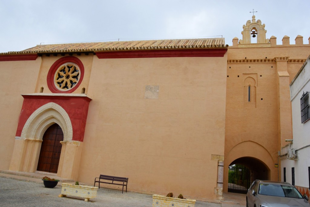 Foto: Puerta lateral de la Iglesia San Pedro - Sanlucar la Mayor (Sevilla), España