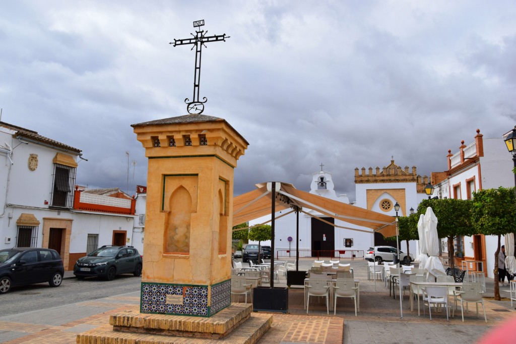 Foto: Cruz conmemorativa de los sanluqueños fallecidos en la epidemia de peste de los años 1600 - Sanlucar la Mayor (Sevilla), España