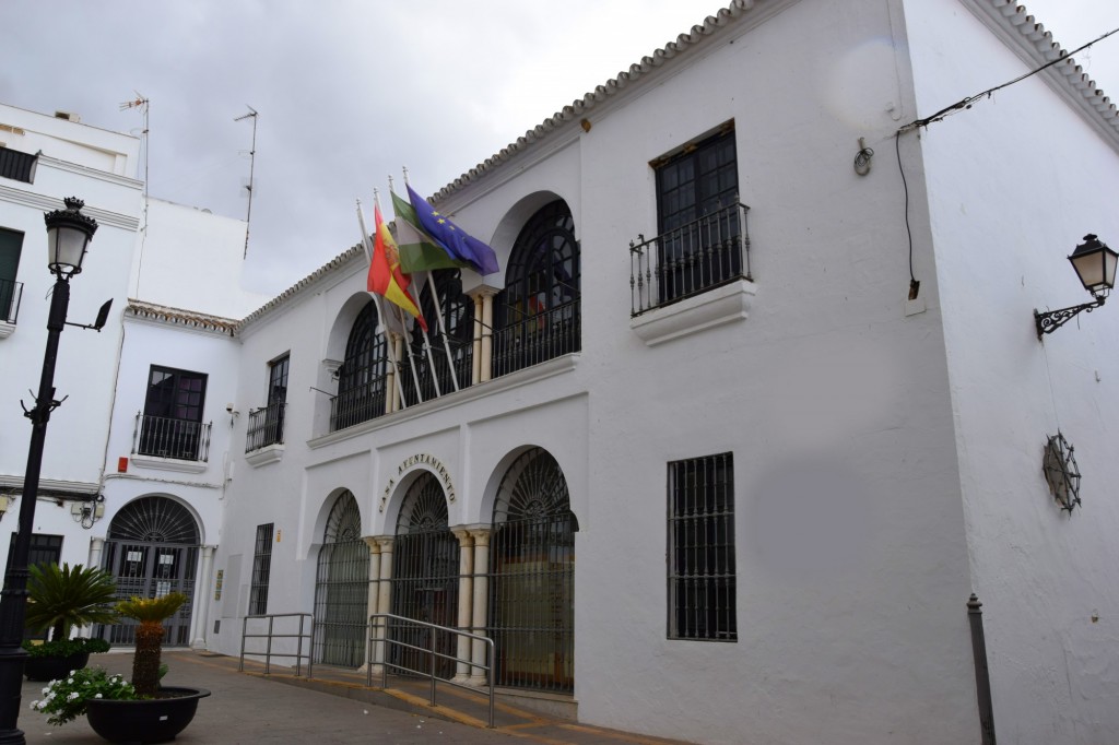 Foto: Ayuntamiento en Plaza de los Reyes - Sanlucar la Mayor (Sevilla), España