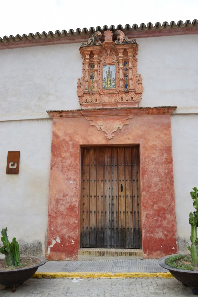Foto: Puerta y Emblema de la Cilla del Cabildo - Sanlucar la Mayor (Sevilla), España