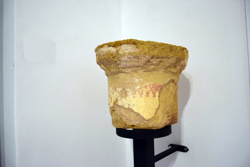 Foto: Basa y capitel de columna estucados y decorados - Carmona (Sevilla), España