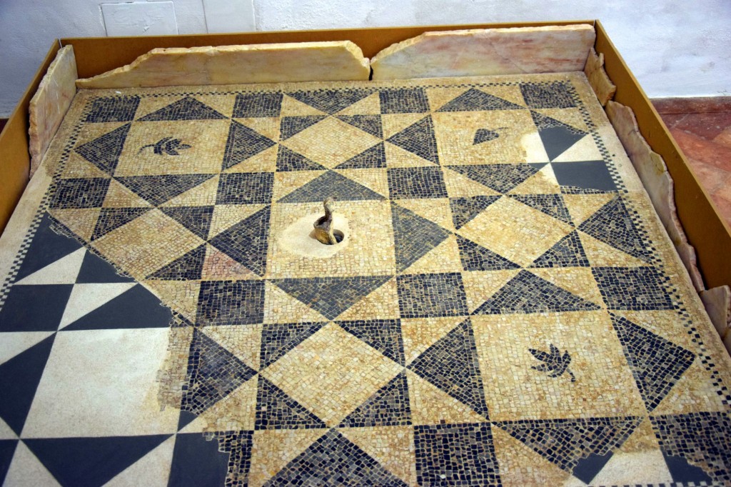 Foto: Mosaico de la fuente de una Domus S.I-II d.C - Carmona (Sevilla), España