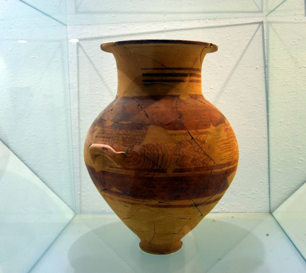 Foto: Vaso con decoración geométrica, encontrado en Puerta Sevilla S.II a.C - Carmona (Sevilla), España