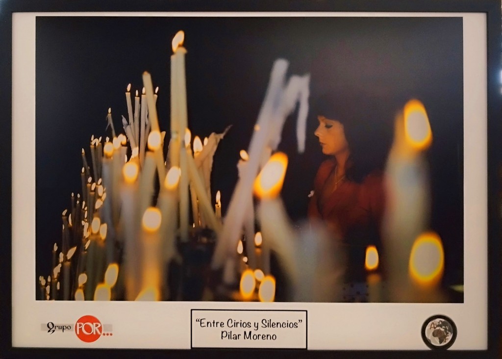 Foto: Entre cirios y silencios de Pilar Moreno - San Fernando (Cádiz), España