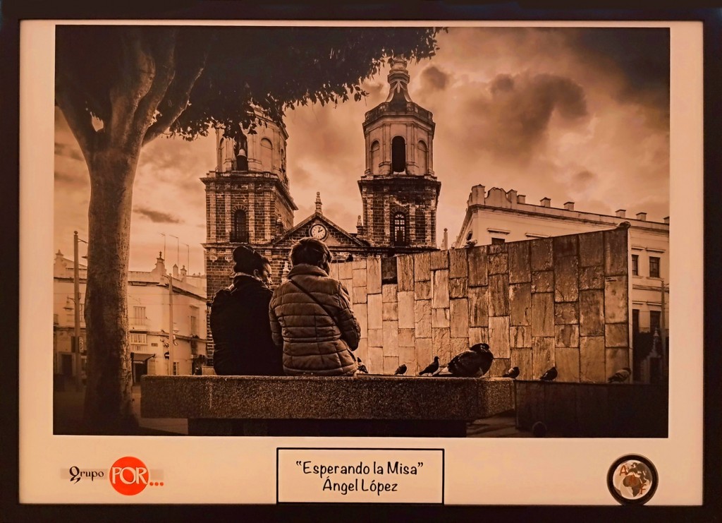 Foto: Esperando la misa de Angel López - San Fernando (Cádiz), España