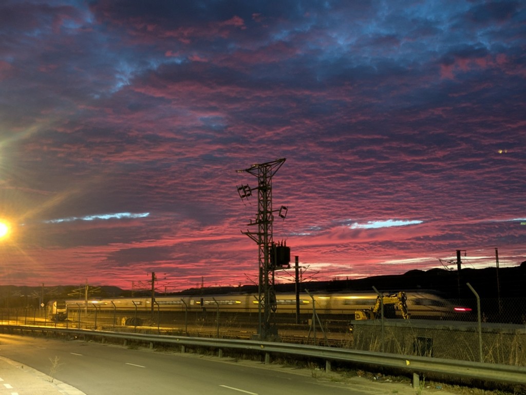 Foto: Paso crepuscular del tren AVE - Calatayud (Zaragoza), España