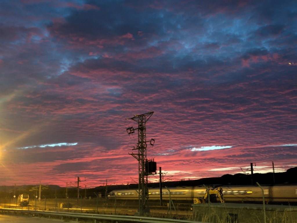 Foto: Paso crepuscular del tren AVE - Calatayud (Zaragoza), España