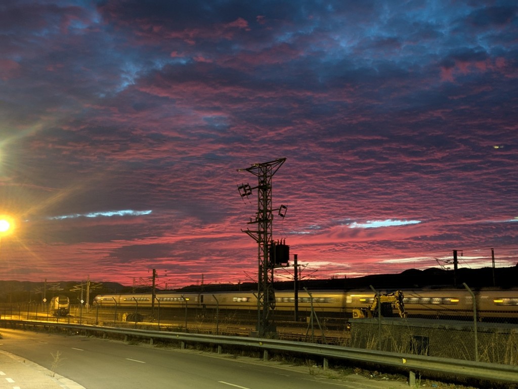 Foto: Paso crepuscular del tren AVE - Calatayud (Zaragoza), España